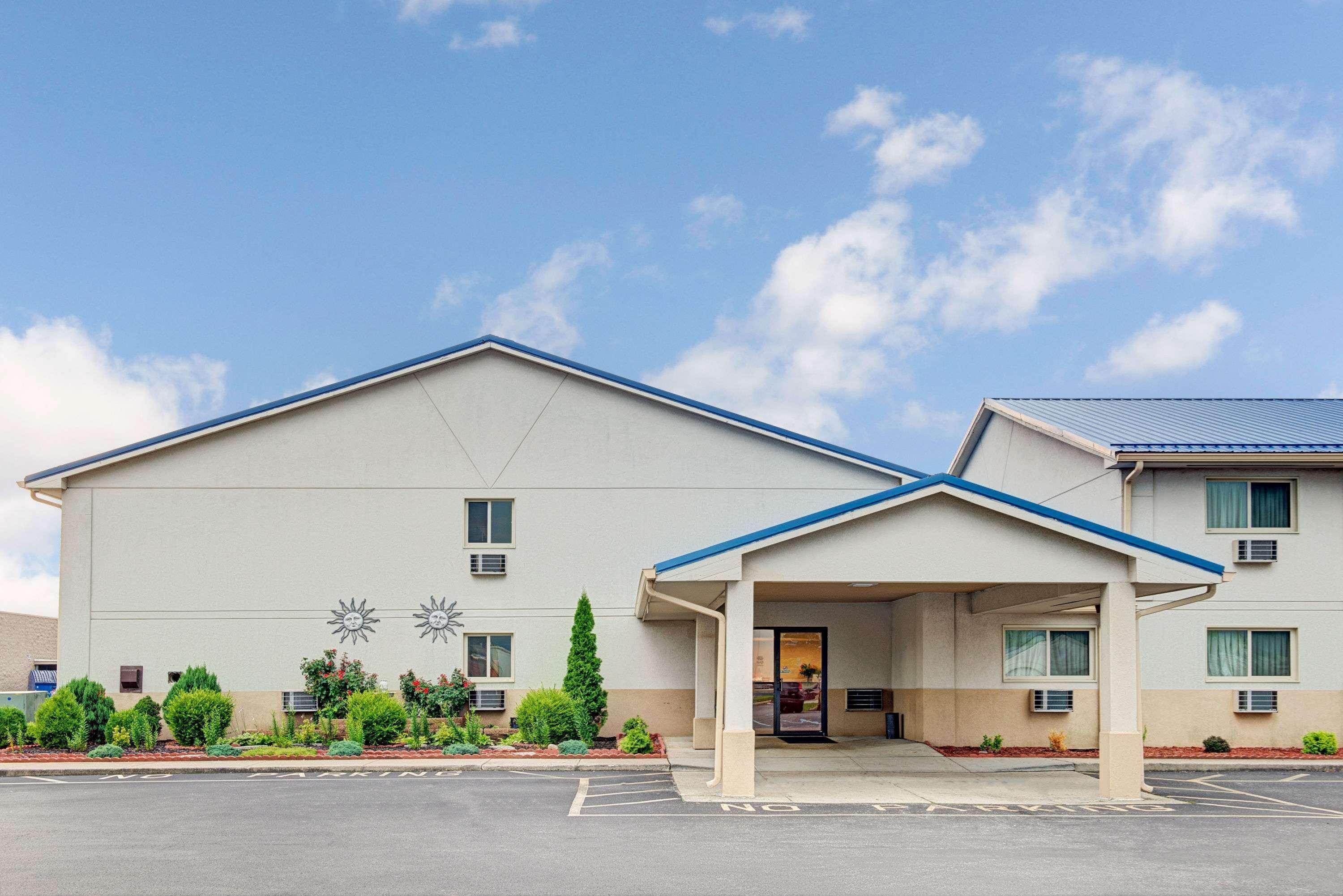 Super 8 By Wyndham Indianapolis Emerson Extérieur photo